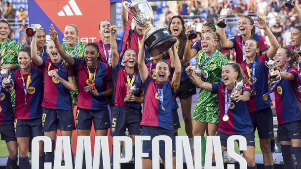 Las jugadoras del Barcelona celebran el triunfo