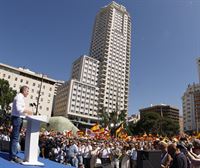 Feijóo exige a Sánchez que se rinda ante la democracia y se declara listo para relevarle