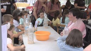 Una multitudinaria fiesta ha reivindicado en Ezkio-Itsaso la grandeza de Eskola Txikiak