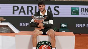 Carlos Alcarazek irabazi du Roland Garros, Parisen jokatutako finalik luzeenean Jannik Sinner menderatuta