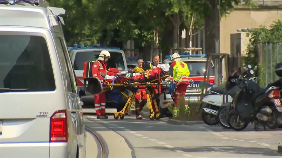 Osasun zerbitzuko langileak zaurituak artatzen