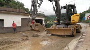 Día de limpieza en las localidades de Gipuzkoa afectadas por las fuertes tormentas de ayer