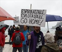 Donostian egindako manifestaldi batek hiriaren turistifikazioak eragindako egoera kritikoa salatu du