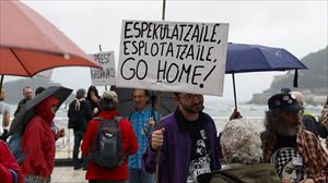 Una manifestación en Donostia denuncia la situación crítica de la ciudad provocada por la turistificación