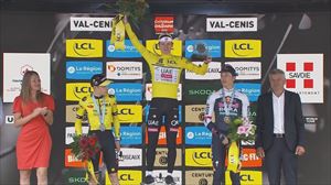 Pogacar, en lo alto del podium del Dauphiné. Imagen: EITB Media.