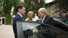 El lehendakari Garaikoetxea, los tres consejeros y los familiares invitados llegan a Ajuria Enea