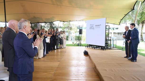 El lehendakari Imanol Pradales y Carlos Garaikoetxea en el acto de homenaje