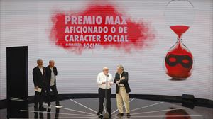 Ignacio Aranguren y Vicente Galbete reciben anoche el premio Max honorífico. Foto: Efe. 