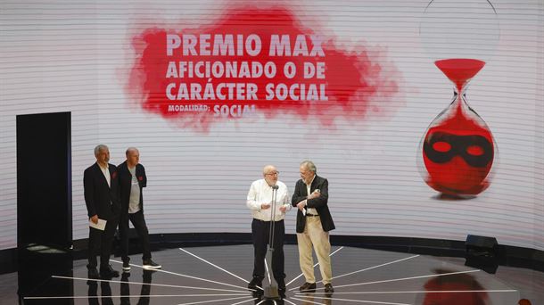 Ignacio Aranguren y Vicente Galbete reciben anoche el premio Max honorífico. Foto: Efe. 