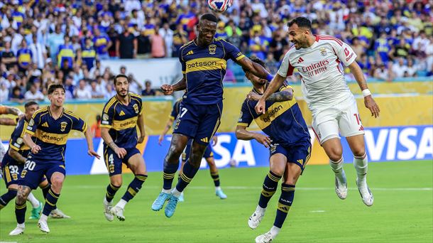 Imagen del partido entre el Boca Juniors y Benfica. EFE