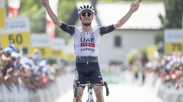 Joao Almeida festeja su triunfo, en la meta. Foto: EFE. 
