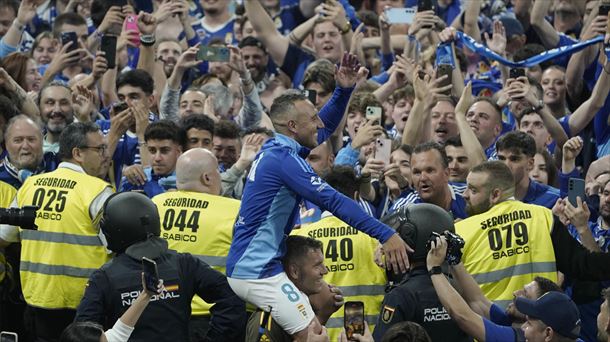 Santi Cazorla celebra con la afición el ascenso a primera Foto: EFE
