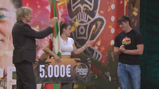 Marcela con el cheque de favorita del ''Conquistador''