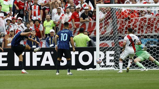 Esposito ha marcado así el 1-0 para el Inter Milán, ante el River Plate. Foto: EFE. 