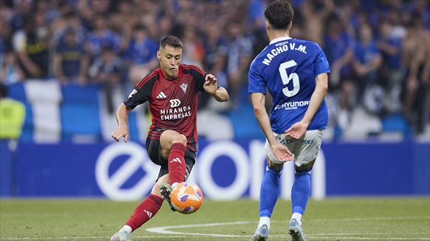 Urko Izeta, con el Mirandés, en una jugada del play-off de ascenso, ante el Oviedo (Europa Press).