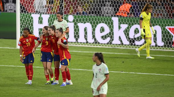 Espainiako selekzioko jokalariak gol bat ospatzen. Argazkia: EFE