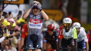 Jasper Philipsen llega a meta Foto: EFE