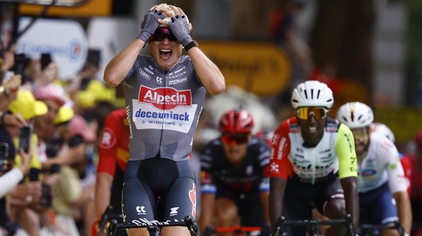 Jasper Philipsen llega a meta Foto: EFE
