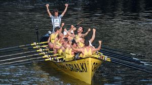 Los remeros de Orio celebran su victoria en aguas de Bilbao. Foto: EFE
