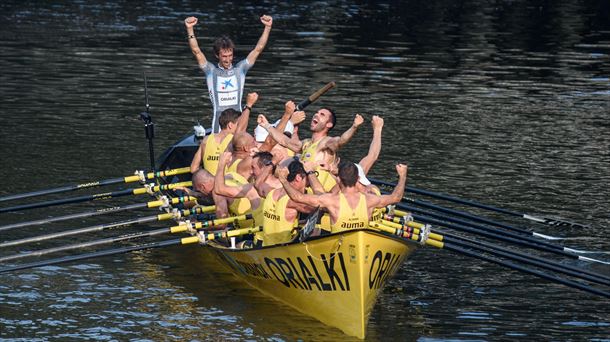 Los remeros de Orio celebran su victoria en aguas de Bilbao. Foto: EFE