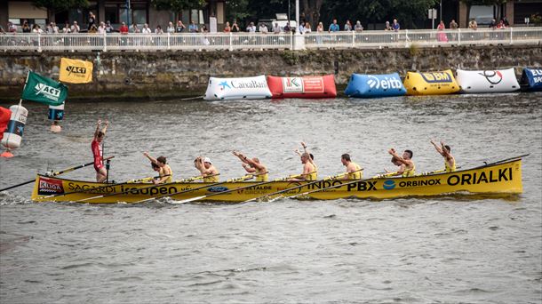 Orioko arraunlariak garaipena ospatzen, Sestaoko uretan. Argazkia: EFE