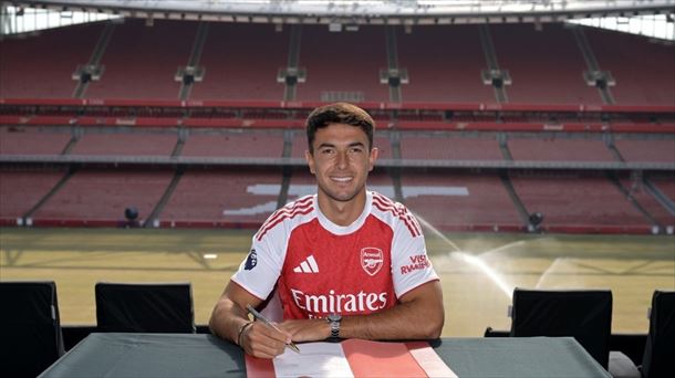 Martin Zubimendi, Arsenalen kamiseta jantzita, Emirates Stadiumean. Argazkia: Arsenal