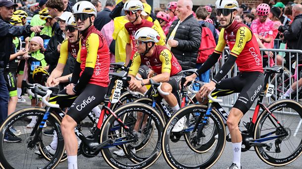 Cofidis taldeko txirrindulariak, Tourreko 3. etapako irteeran. Argazkia: Efe.