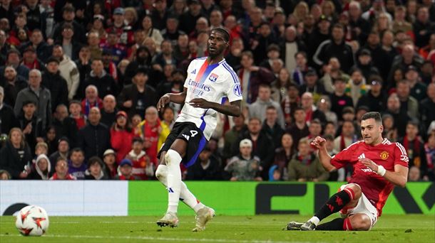 Diogo Dalot Olympique Lyon taldeko jokalaria, 2024-25 denboraldiko partida batean (Europa Press).