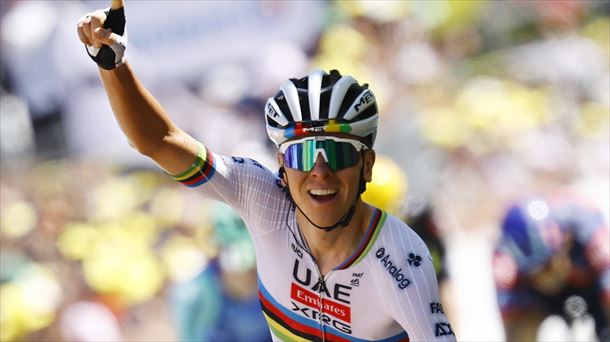 Tadej Pogacar celebra el triunfo. Foto: EFE.