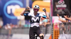 Lianne Lippert llega a meta Foto: @UCI_WWT