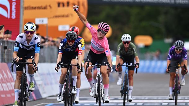 Elisa Longo Borghini garaipena ospatzen. Argazkia: UCI