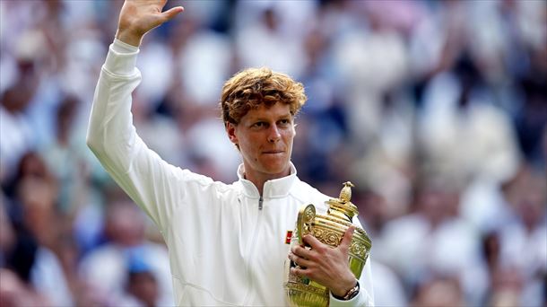 Jannik Sinner con el trofeo de Wimbledon. EFE