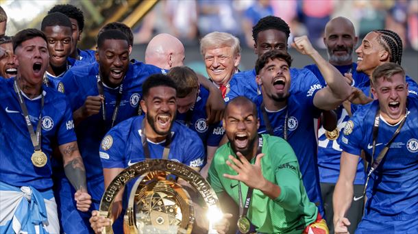 La plantilla del Chelsea, levantando el trofeo del Mundial de Clubes 2025