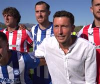 Óscar de Marcos recibe un emotivo homenaje en Laguardia, antes del partido entre el Alavés y el Athletic
