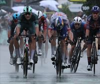 Milan gana su segunda etapa en el Tour en un accidentado esprint