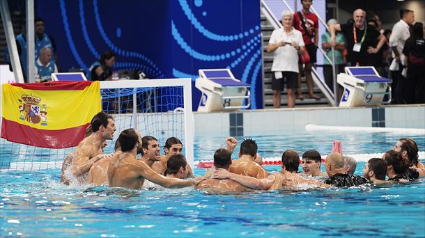 Jugadores de la selección celebrando la victoria. Foto: EFE.