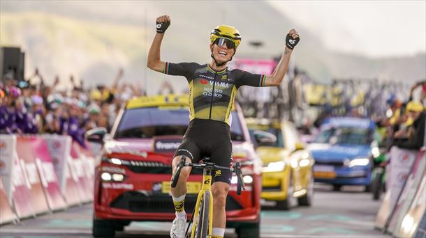 La ganadora, celebra el triunfo en meta. Foto: Tour de France Femmes.