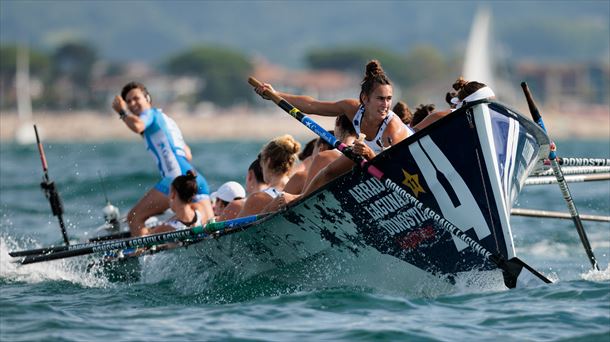La trainera de Donostia Arraun Lagunak durante una regata.