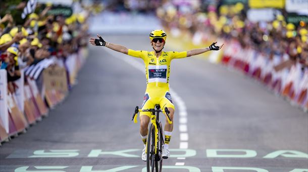 Prevot cruza en solitario la línea de meta en la última etapa. EFE