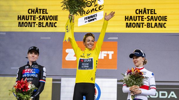 Pauline Ferrand-Prevot en el pódium junto a Demi Vollering y Katarzyna Niewiadoma. EFE