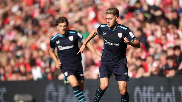 Robert Navarro, conduce el balón durante el primer partido. Foto: EFE