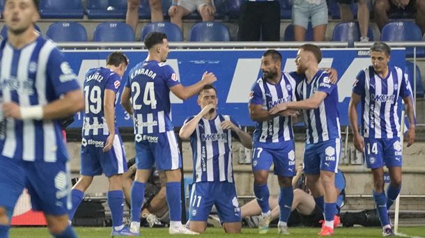 Jugadores del Alavés celebran el primer gol