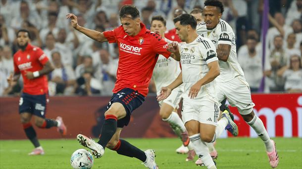 Budimir controla el balón, ante Brahim, en una jugada del encuentro. Foto: EFE. 