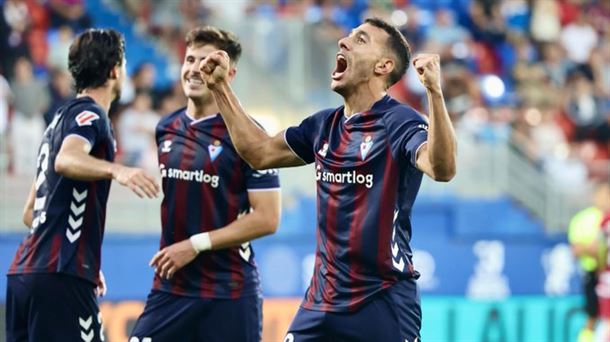 Alvaro Rodriguez gola ospatzen. Irudia: SD Eibar