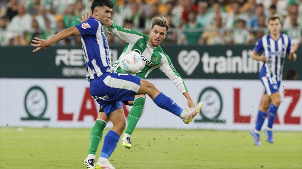 Aleñá (Alavés) y Lo Celso (Betis) durante el partido.