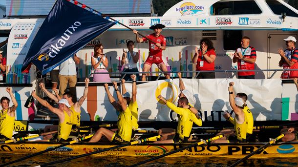 Orioko arraunlariak garaipena ospatzen. Argazkia: Aitor Arrizabalaga | ACT