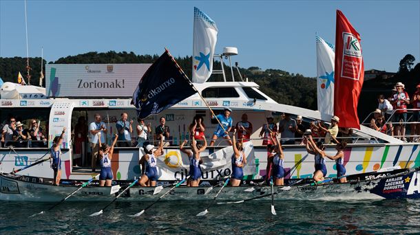 Arraun Lagunakeko arraunlariak garaipena ospatzen. Aitor Arrizabalaga | ACT