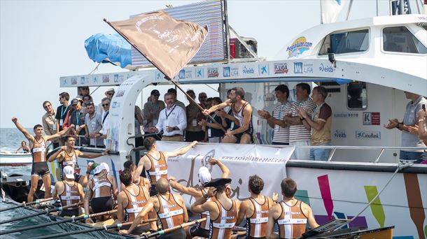 Zierbena celebra su triunfo en Getaria. Foto: Arnaitz Rubio  