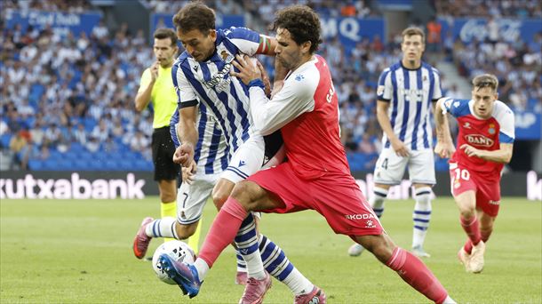 Mikel Oyarzabal disputa un balón con un jugador del Valencia. Foto: Efe.