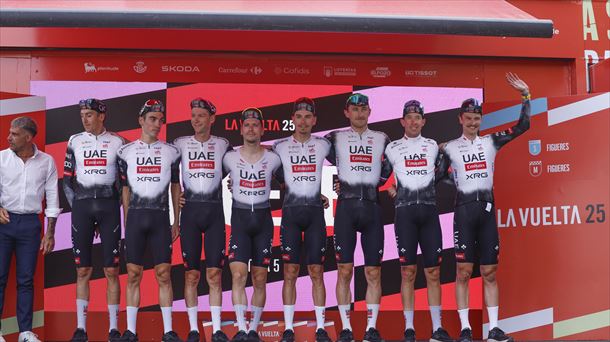 El equipo UAE tras ganar la 5ª etapa de la Vuelta a España 2025. Imagen: EFE